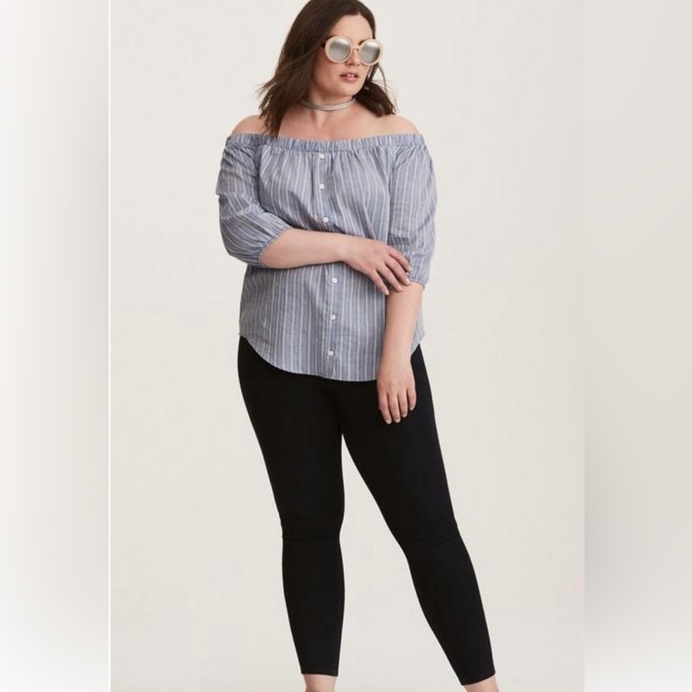 TORRID Chambray Striped button front off shoulder Size 2(2X) Great Condition